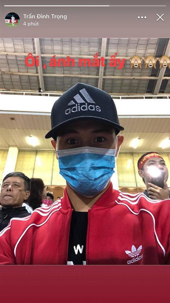 Đình Trọng kín mít như ninja trên khán đài cổ vũ đồng đội-1