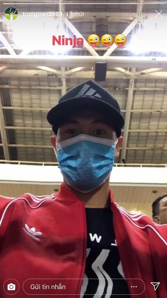 Đình Trọng kín mít như ninja trên khán đài cổ vũ đồng đội-2