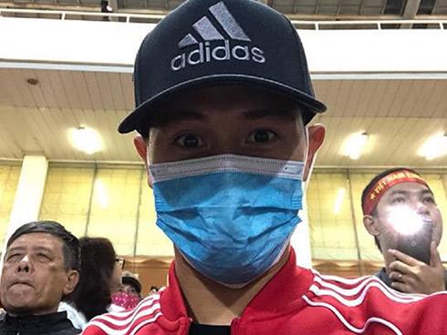 Đình Trọng kín mít như ninja trên khán đài cổ vũ đồng đội
