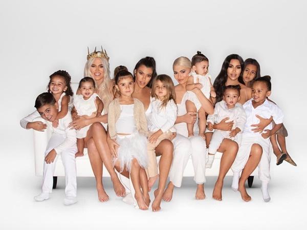 Kendall Jenner vắng mặt trong ảnh Giáng sinh gia đình vì chưa có con?-1