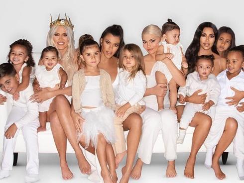 Kendall Jenner vắng mặt trong ảnh Giáng sinh gia đình vì chưa có con?