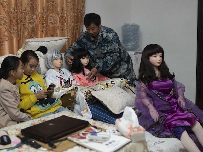 Nhúng búp bê của con vào nước lạnh, người mẹ chết lặng phát hiện sự thật khủng khiếp-2