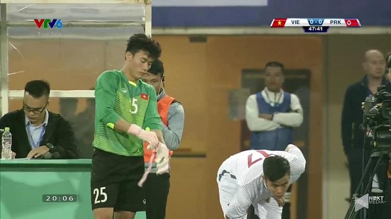 Được tung vào sân bắt chính trong trận giao hữu với Triều Tiên, Bùi Tiến Dũng đã có hành động đẹp khiến fans Việt thích thú-1