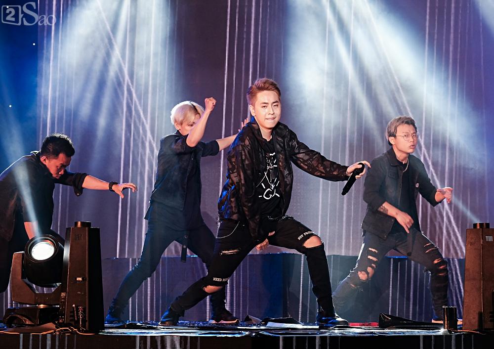 Zero9 song ca, nhảy minh hoạ cho Hoàng Yến Chibi trong liveshow đầu tiên của nhóm-6