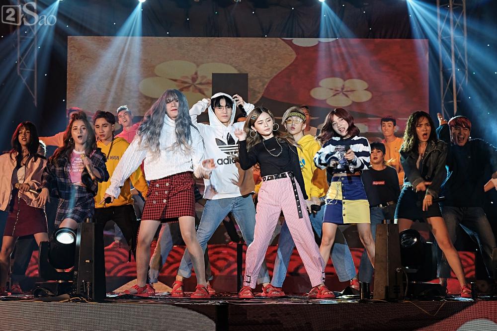 Zero9 song ca, nhảy minh hoạ cho Hoàng Yến Chibi trong liveshow đầu tiên của nhóm-7