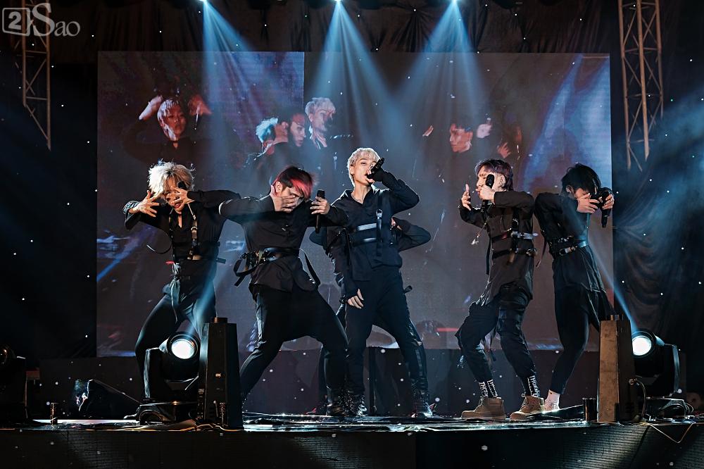 Zero9 song ca, nhảy minh hoạ cho Hoàng Yến Chibi trong liveshow đầu tiên của nhóm-9