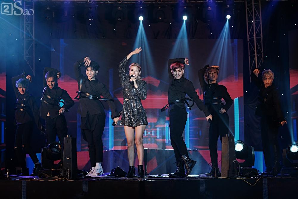 Zero9 song ca, nhảy minh hoạ cho Hoàng Yến Chibi trong liveshow đầu tiên của nhóm-11