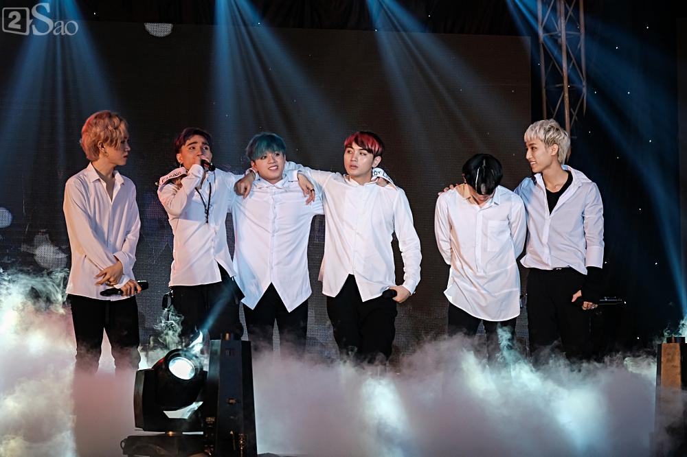 Zero9 song ca, nhảy minh hoạ cho Hoàng Yến Chibi trong liveshow đầu tiên của nhóm-12