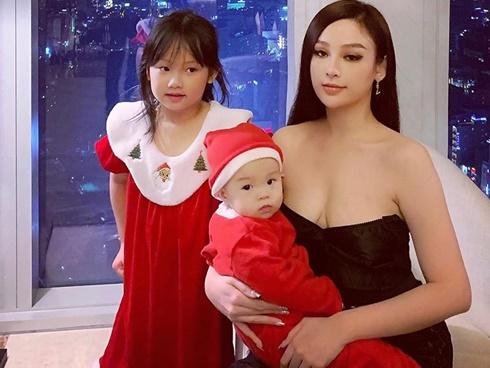 Lâu lắm mới xuất hiện cùng mẹ, nhóc tỳ nhà Huyền Baby đốn tim vì đáng yêu hết phần thiên hạ