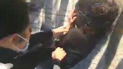 Xôn xao clip 2 thiếu nữ 15 tuổi bị đánh đập dã man