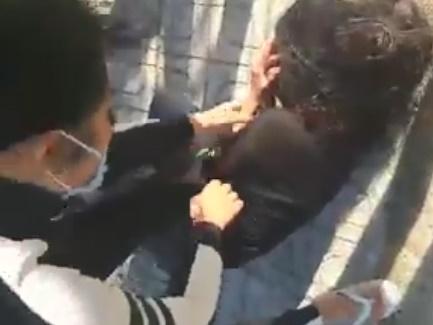 PHẪN NỘ: Cô gái trẻ bị 2 nam thanh niên sàm sỡ rồi đánh dã man đến bất tỉnh ở Hà Nội-1