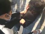 PHẪN NỘ: Cô gái trẻ bị 2 nam thanh niên sàm sỡ rồi đánh dã man đến bất tỉnh ở Hà Nội-1