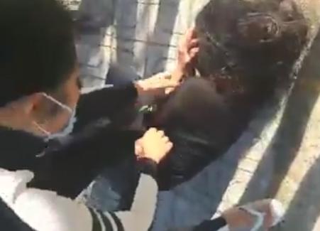 Xôn xao clip 2 thiếu nữ 15 tuổi bị đánh đập dã man-2
