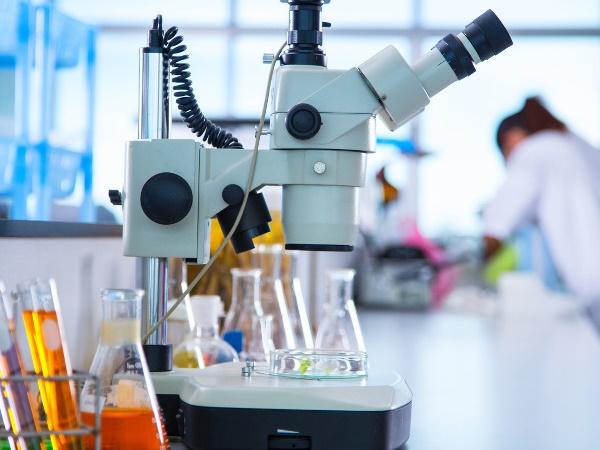 Nữ sinh lớp 8 rách giác mạc trong giờ học Hóa học vì phản ứng gây nổ-3