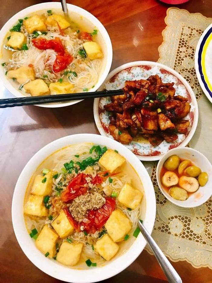 Khoe loạt mâm cơm ngon, đẹp miễn chê sau 3 tháng lấy chồng, cô gái khiến chị em nhận ra chỉ cần học hỏi là có thể nấu ăn như nhà hàng-1