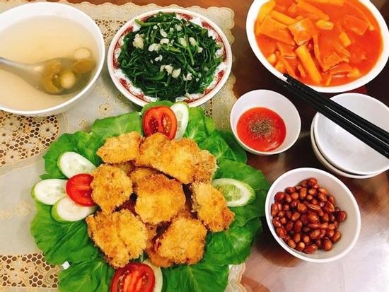 Khoe loạt mâm cơm ngon, đẹp miễn chê sau 3 tháng lấy chồng, cô gái khiến chị em nhận ra chỉ cần học hỏi là có thể nấu ăn như nhà hàng