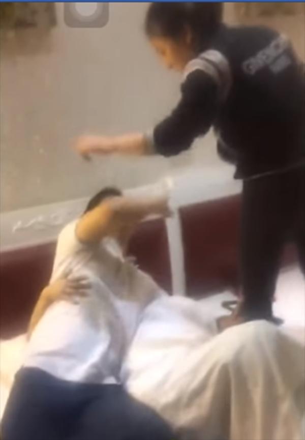 Xôn xao clip vợ bắt tại trận chồng đang bay lắc cùng 2 gái xinh trong phòng khách sạn-3