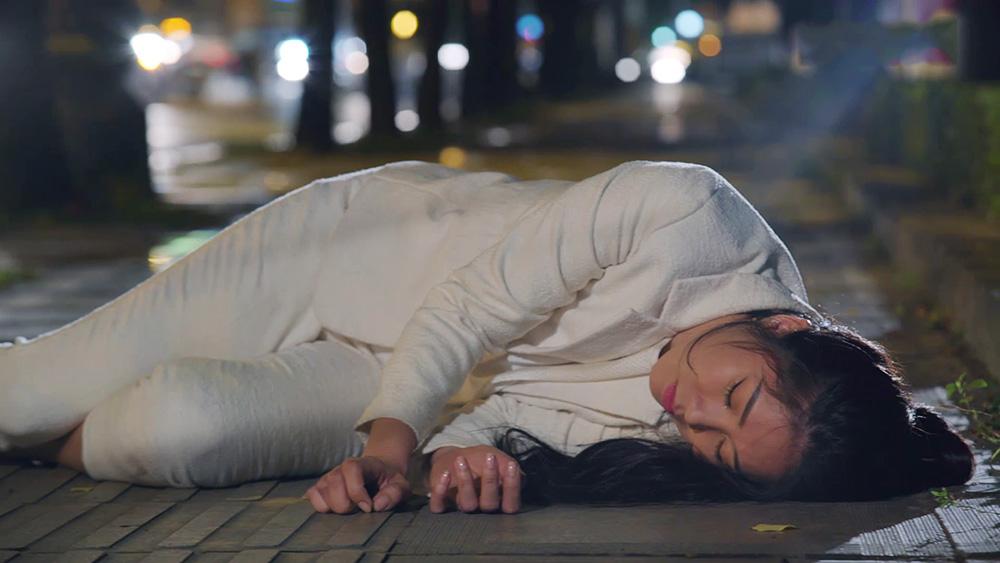 Gạo nếp gạo tẻ tập 102: Thấy Tường ra đi không từ biệt, Hương cầm dao nhảy lầu tự tử-6