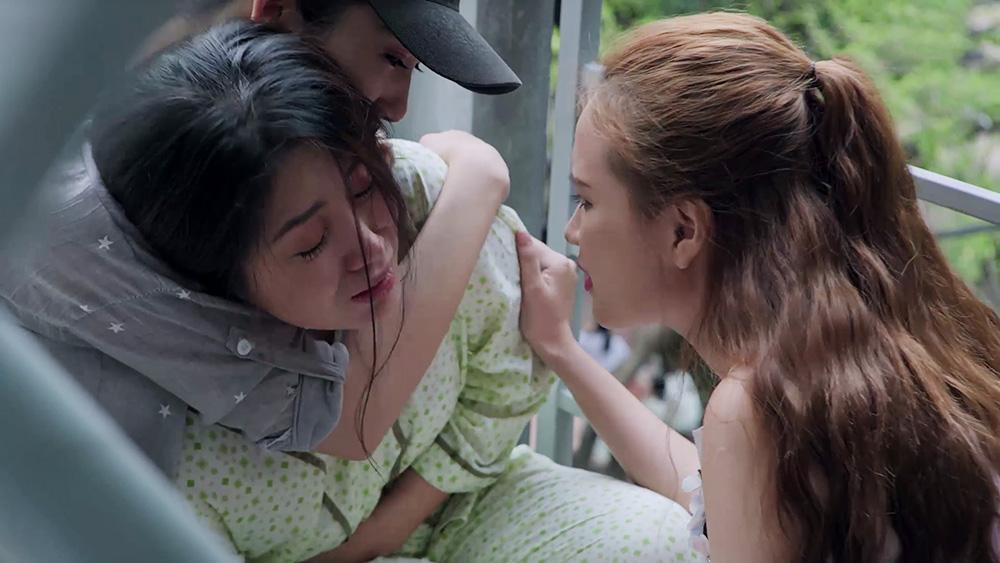 Gạo nếp gạo tẻ tập 102: Thấy Tường ra đi không từ biệt, Hương cầm dao nhảy lầu tự tử-11