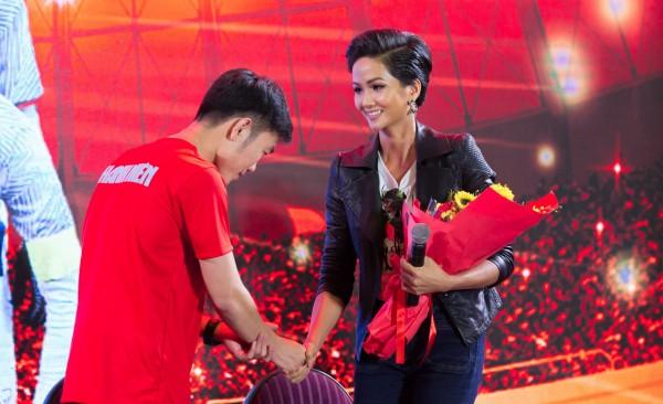 Hoa hậu HHen Niê: Chờ tình yêu sét đánh để yêu một cầu thủ ĐTVN-2