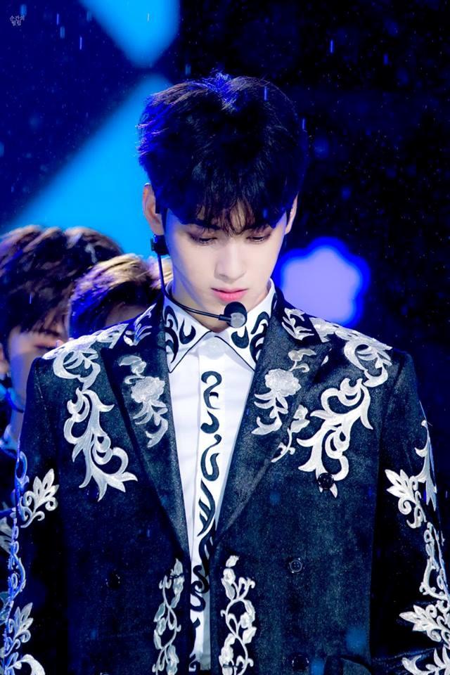 4 thần tượng Kpop có phong cách thời trang ấn tượng nhất 2018-10