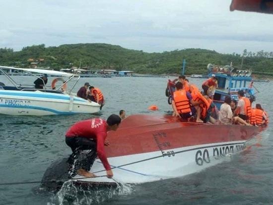 Tàu chở khách chìm trên vịnh Nha Trang, 2 người chết