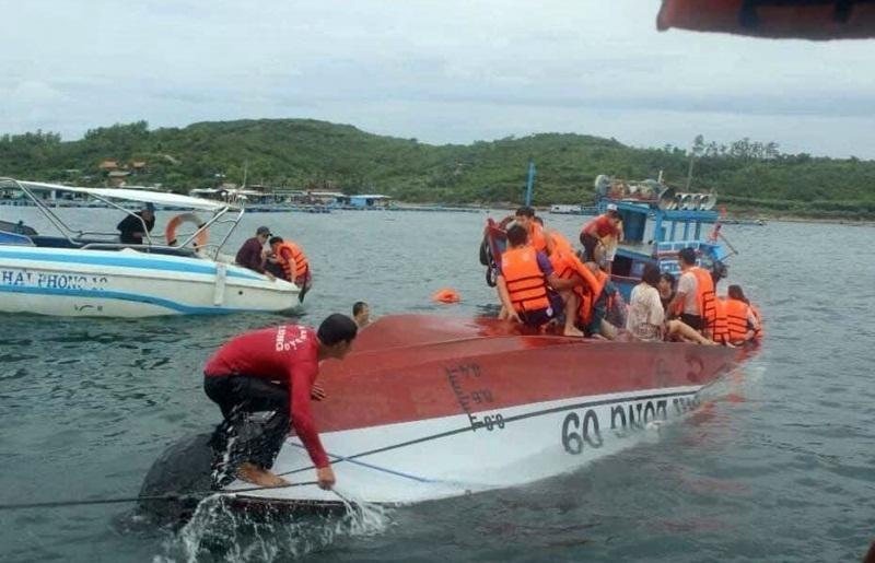 Tàu chở khách chìm trên vịnh Nha Trang, 2 người chết-1