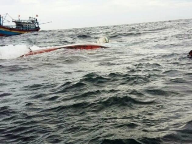 Tàu chở khách chìm trên vịnh Nha Trang, 2 người chết-2