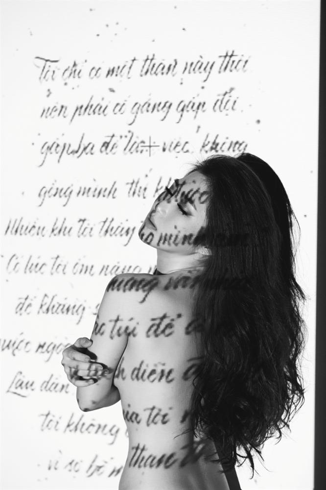 Hương Tràm bán nude, in chữ lên cơ thể kể lại thời gian từng sống với thuốc kháng sinh-4