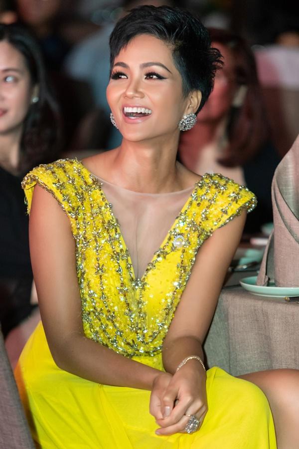 Tái hiện màn xoay váy thần thánh ngay trên thảm đỏ, HHen Niê khiến ai cũng xuýt xoa vì quá xuất sắc-8