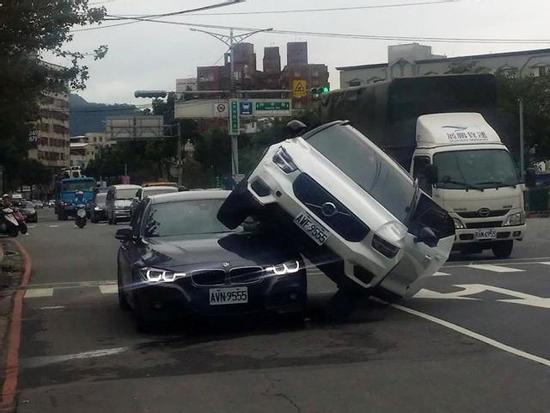 Phát hiện chồng dan díu với bồ nhí, vợ chặn đầu, nhảy chồm lên xe chồng như diễn xiếc