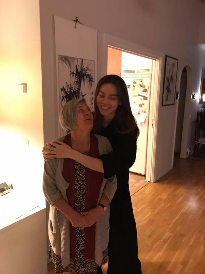 Đến Thụy Điển chào hỏi gia đình Kim Lý, mẹ Hồ Ngọc Hà tình cảm khoác tay bà thông gia-3