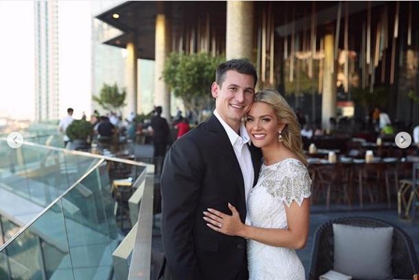 Vừa trở về từ Miss Universe 2018, chị em cây khế của HHen Niê - Sarah Hồng Hạ bất ngờ thông báo lấy chồng-4