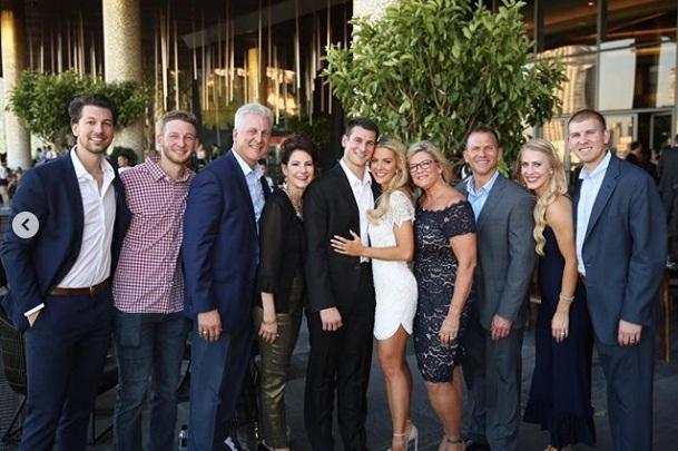 Vừa trở về từ Miss Universe 2018, chị em cây khế của HHen Niê - Sarah Hồng Hạ bất ngờ thông báo lấy chồng-6