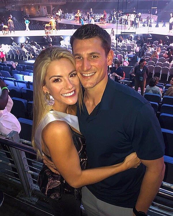 Vừa trở về từ Miss Universe 2018, chị em cây khế của HHen Niê - Sarah Hồng Hạ bất ngờ thông báo lấy chồng-7