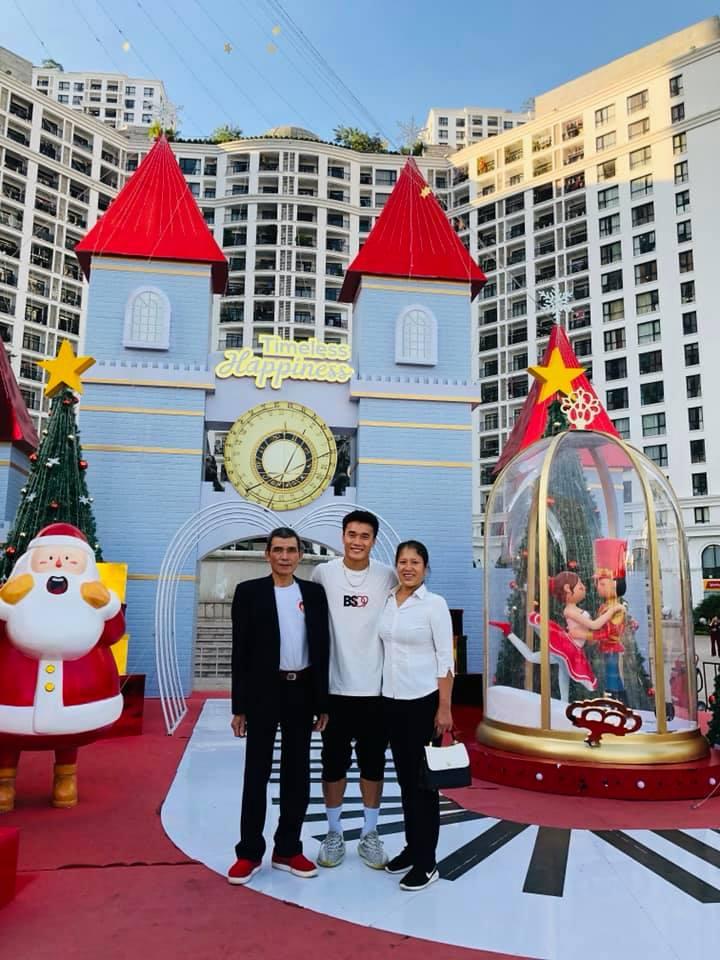 Lại khoe ảnh đưa bố mẹ đi chơi có mặt Đức Chinh, Bùi Tiến Dũng khiến fans không đẩy thuyền không được-2