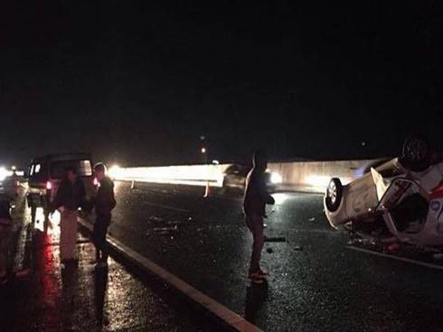 Tài xế ô tô ăn mặc lịch sự ngang nhiên dừng xe, tiểu tiện trên cao tốc Hà Nội – Hải Phòng-2