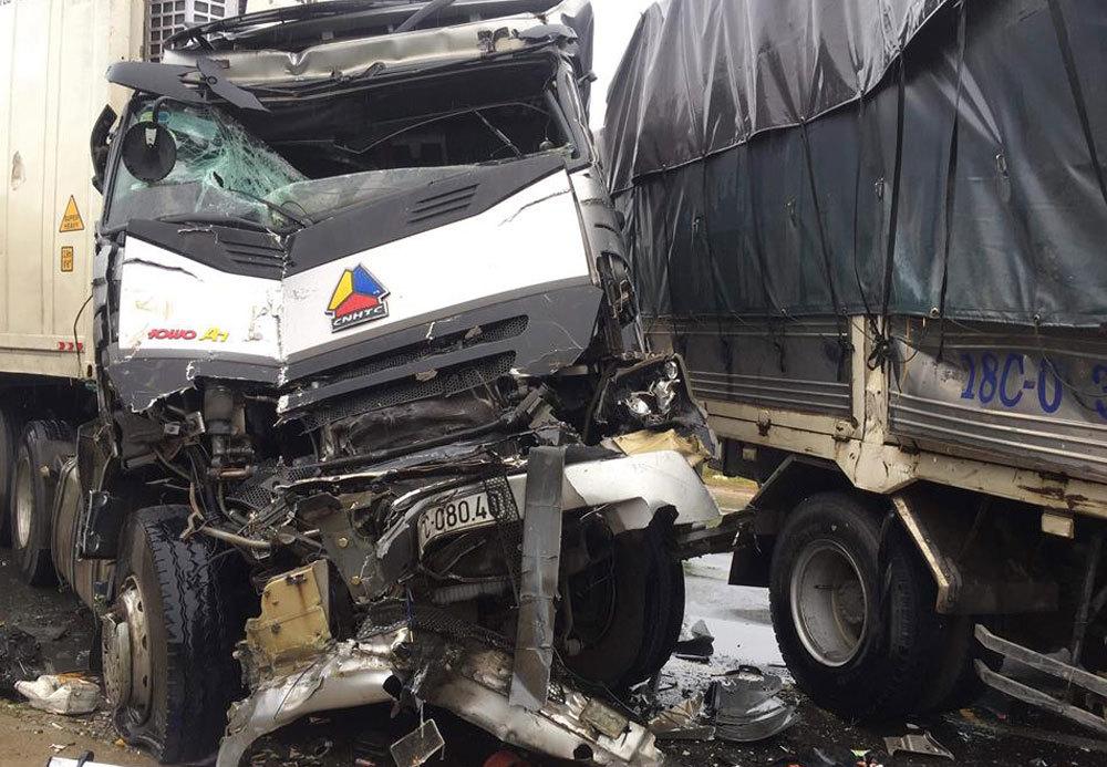 Tông xe liên hoàn trên QL1, 2 người chết, kẹt xe hơn 10km-1