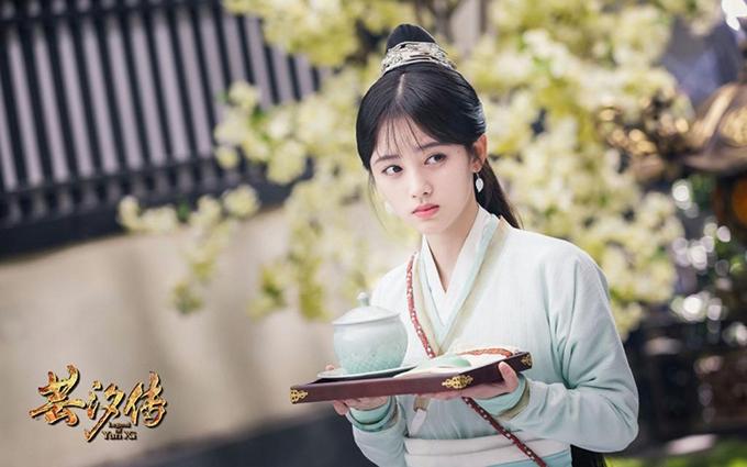 Có lợi thế nhan sắc nổi trội, song Cúc Tịnh Y vẫn khó lòng làm nên tên tuổi trên màn ảnh nhỏ. Cô ca sĩ 24 tuổi thường gây khó chịu với những màn chu môi cường điệu trong phim "Vân Tịch truyện".