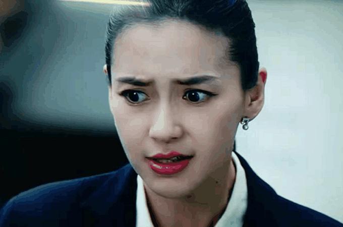Angelababy là một trong những diễn viên bị "ném đá" dữ dội nhất năm qua vì diễn xuất gồng, cứng trong series "Thời đại lập nghiệp". Không những không tiến bộ so với các vai diễn lúc trước, bà xã của Huỳnh Hiểu Minh còn liên tục "tra tấn" người xem với biểu cảm một màu và những ánh mắt trợn trừng.