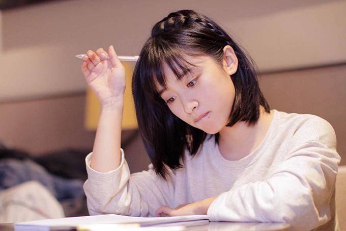 Thẩm Nguyệt từng là cái tên gây sốt khi đóng vai nữ chính trong phim "Gửi tuổi thanh xuân đơn thuần của chúng ta". Tuy nhiên sang tới tác phẩm thứ hai - bản làm lại của "Vườn sao băng", cô gây thất vọng hoàn toàn vì diễn xuất thiếu bứt phá, biểu cảm khô khan, cường điệu. Cộng thêm tạo hình có phần bị "dìm hàng" trong phim này, Thẩm Nguyệt càng khó lòng vượt qua cái bóng thành công của Từ Hy Viên, Goo Hye Sun - hai đàn chị từng nổi tiếng với vai nàng Cỏ của "Vườn sao băng" các phiên bản trước.