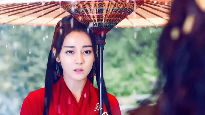 Được yêu thích bởi dung mạo sắc nước hương trời, Địch Lệ Nhiệt Ba cũng từng được đón nhận với vai phụ trong series "Tam sinh tam thế thập lý đào hoa". Tuy nhiên với hai phim Lý Tuệ Trân xinh đẹp và Liệt hỏa như ca trình chiếu năm qua, diễn xuất của cô bị gán mác "đáng sợ". Ngôi vị Nữ thần và Ảnh hậu Kim Ưng cô nhận được cũng chịu nhiều điều tiếng, bị cho là không xứng đáng.