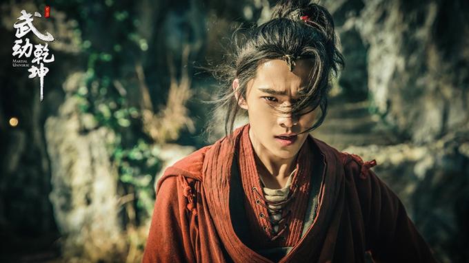 Rũ bỏ hình tượng nam thần lạnh lùng, Dương Dương thử nghiệm phong cách sôi nổi, hóm hỉnh trong phim Vũ động càn khôn. Tiếc thay, ấn tượng duy nhất anh để lại cho người xem là sự khiên cưỡng. Tạo hình lôi thôi của Dương Dương trong phim này cũng gây thất vọng.