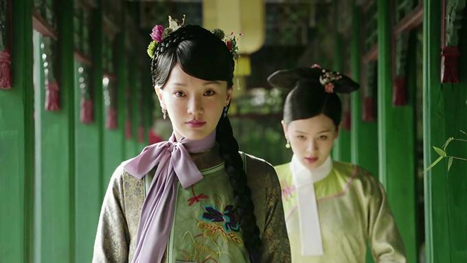 Vào vai Kế hoàng hậu Như Ý trong "Như Ý truyện" biểu hiện của Châu Tấn gây nhiều tranh cãi. Nhiều người bị diễn xuất bằng ánh mắt xuất thần của cô chinh phục, song cũng không ít người nhận xét lối diễn này khá nhạt nhẽo. Riêng hai tập đầu tiên, hoa đán xứ Trung bị chê nhiều vì để lộ làn da tuổi ngoài 40, bọng mắt lớn, giọng nói khàn và ồm, không phù hợp nhân vật 15-16 tuổi.