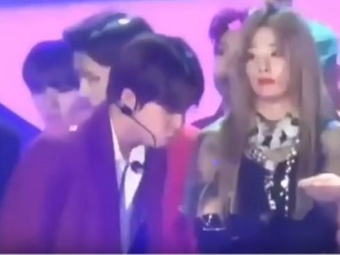 Khoảnh khắc Su Ho (EXO) đùa giỡn cạnh Seul Gi (Red Velvet) gây sốt