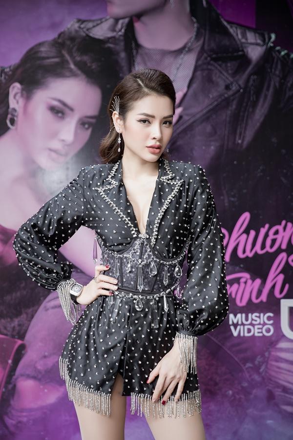 Ai cũng phải nóng mặt khi xem những hình ảnh quá gợi cảm của Phương Trinh Jolie-1