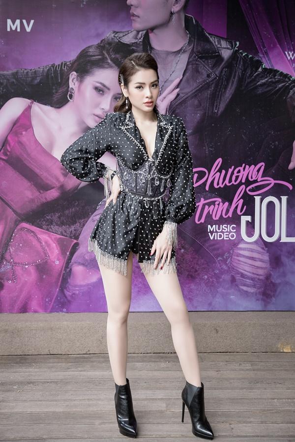 Ai cũng phải nóng mặt khi xem những hình ảnh quá gợi cảm của Phương Trinh Jolie-2