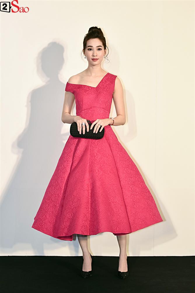 SAO MẶC ĐẸP: My Sói Thu Quỳnh khoe dáng đồng hồ cát đẹp ngang ngửa Hoa hậu Đặng Thu Thảo-1