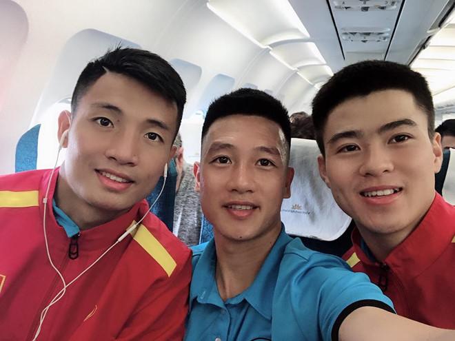 Tuyển thủ Việt Nam đăng ảnh lên đường sang Qatar tập huấn-1