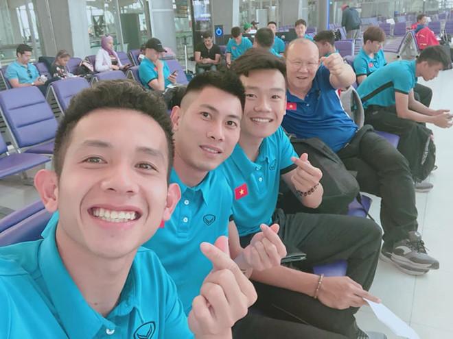 Tuyển thủ Việt Nam đăng ảnh lên đường sang Qatar tập huấn-2
